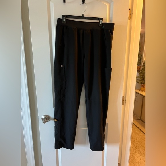 Figs Men’s Technical Collection Cargo Scrub Pants - Picture 2 of 5